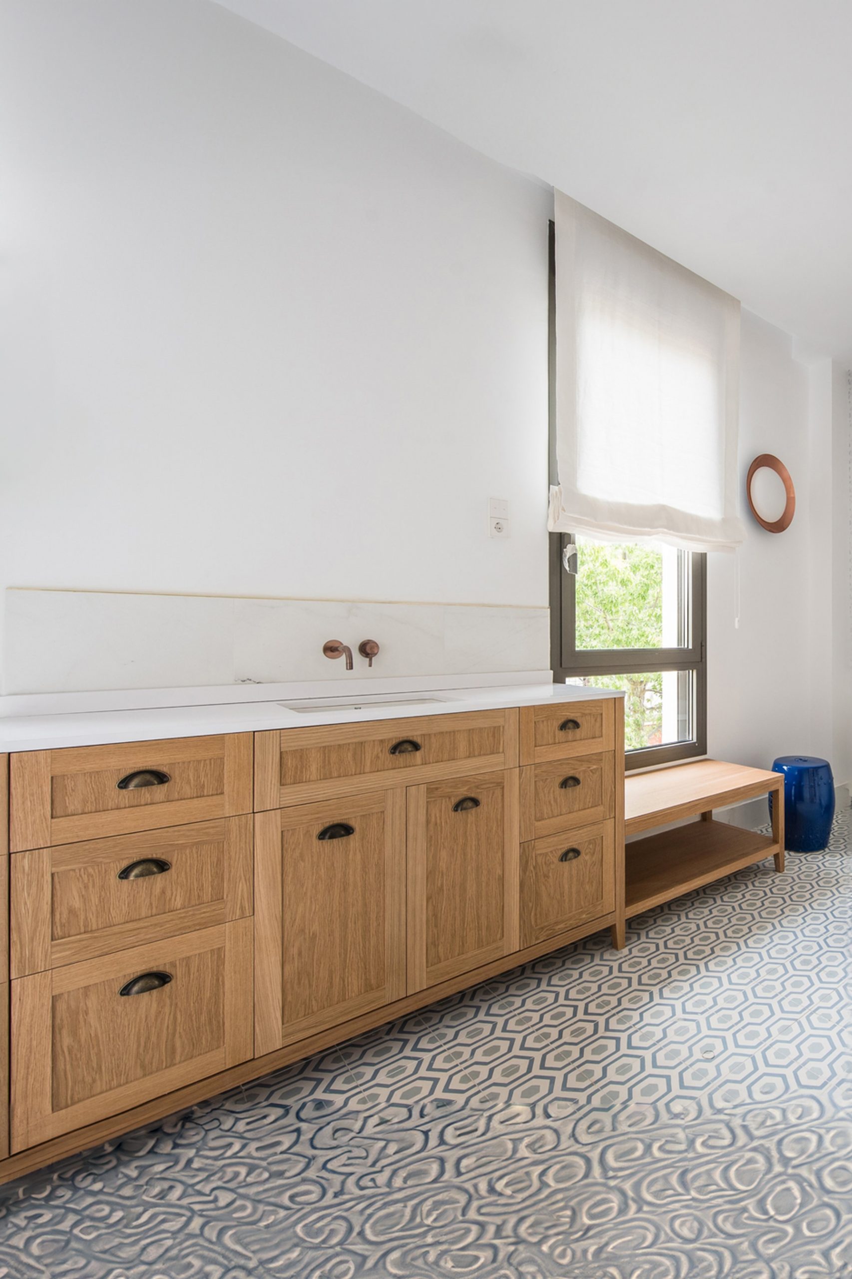 Mueble de baño blanco y madera